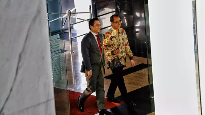 Wakil Menteri Keuangan (Wamenkeu) II, Thomas Djiwandono (kiri) bersama Sekjen Kemenkeu Heru Pambudi saat tiba di gedung Djuanda Kemenkeu, Jakarta, Kamis 18 Juli 2024.