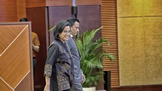 Menteri Keuangan RI Sri Mulyani (kiri), bersama Wamenkeu II Thomas Djiwandono (kanan), sesaat akan memberikan keterangan pers di gedung Djuanda Kemenkeu, Jakarta, Kamis 18 Juli 2024.