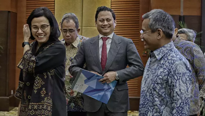 Menteri Keuangan RI Sri Mulyani (kiri), bersama Wamenkeu Suahasil Nazara (kanan), dan Wamenkeu II Thomas Djiwandono (tengah) usai memberikan keterangan pers di gedung Djuanda Kemenkeu, Jakarta, Kamis 18 Juli 2024