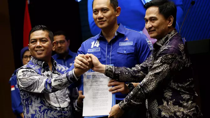 Ketua Umum Partai Demokrat Agus Harimurti Yudhoyono AHY (tengah) menyerahkan surat rekomendasi Bakal Calon Gubernur Banten Andra Soni (kiri) dan Bakal Calon Wakil Gubernur Dimyati Natakusumah (kanan) untuk Pilkada 2024 di Kantor DPP Demokrat, Jakarta, Jumat 19 Juli 2024.
