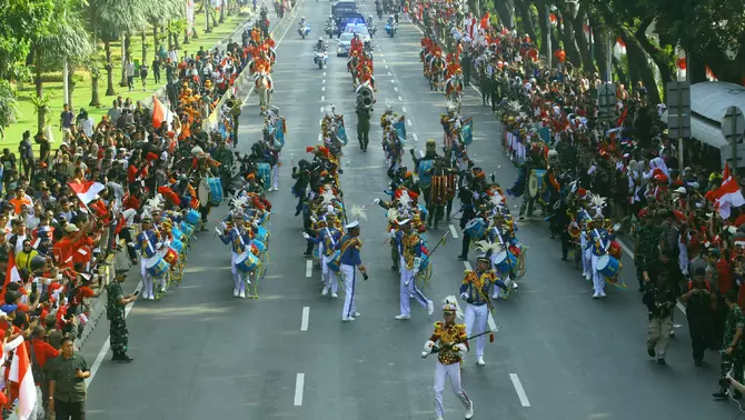 Rangkaian kirab duplikat bendera pusaka Merah Putih dan naskah teks Proklamasi melintas di Jalan Medan Merdeka Barat, Jakarta, Sabtu 10 Agustus 2024.