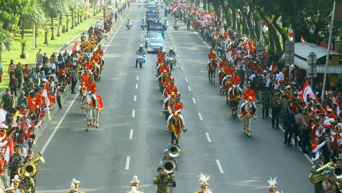 Rangkaian kirab duplikat bendera pusaka Merah Putih dan naskah teks Proklamasi melintas di Jalan Medan Merdeka Barat, Jakarta, Sabtu 10 Agustus 2024.