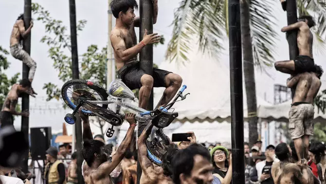 Sejumlah warga mengikuti lomba panjat pinang di Pantai Festival, Taman Impian Jaya Ancol, Jakarta, Sabtu 17 Agustus 2024.