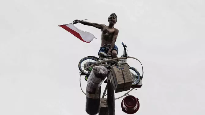Seorang warga mencapai puncak saat mengikuti lomba panjat pinang di Pantai Festival, Taman Impian Jaya Ancol, Jakarta, Sabtu 17 Agustus 2024.