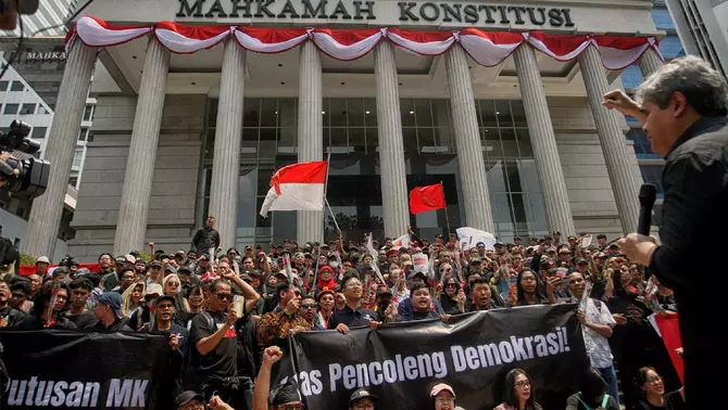 Ratusan pengunjuk rasa dari Forum Guru Besar, akademisi, masyarakat sipil, dan aktivis 98 membentangkan poster dan spanduk saat berunjuk rasa mengawal putusan Mahkamah Konstitusi di depan Gedung Mahkamah Konstitusi, Jakarta, Kamis 22 Agustus 2024.