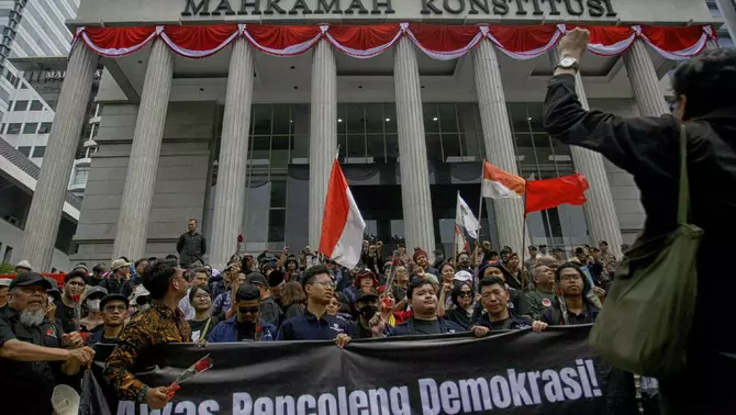 Ratusan pengunjuk rasa dari Forum Guru Besar, akademisi, masyarakat sipil, dan aktivis 98 membentangkan poster dan spanduk saat berunjuk rasa mengawal putusan Mahkamah Konstitusi di depan Gedung Mahkamah Konstitusi, Jakarta, Kamis 22 Agustus 2024.