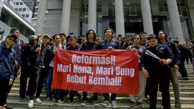 Sejumlah pengunjuk rasa dari Forum Guru Besar, akademisi, masyarakat sipil, dan aktivis 98 membentangkan poster dan spanduk saat berunjuk rasa mengawal putusan Mahkamah Konstitusi di depan Gedung Mahkamah Konstitusi, Jakarta, Kamis 22 Agustus 2024.