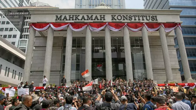Ratusan pengunjuk rasa dari Forum Guru Besar, akademisi, masyarakat sipil, dan aktivis 98 membentangkan poster dan spanduk saat berunjuk rasa mengawal putusan Mahkamah Konstitusi di depan Gedung Mahkamah Konstitusi, Jakarta, Kamis 22 Agustus 2024.