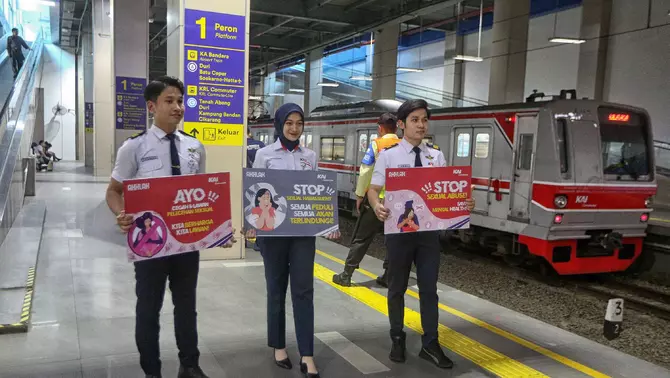 Sejumlah karyawan KAI Commuter membentangkan poster stop tindak pelecehan seksual di kereta Commuter Line di Stasiun BNI City, Jakarta, Senin 2 September 2024.