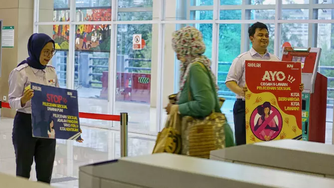 Sejumlah karyawan KAI Commuter membentangkan poster stop tindak pelecehan seksual di kereta Commuter Line di Stasiun BNI City, Jakarta, Senin 2 September 2024.