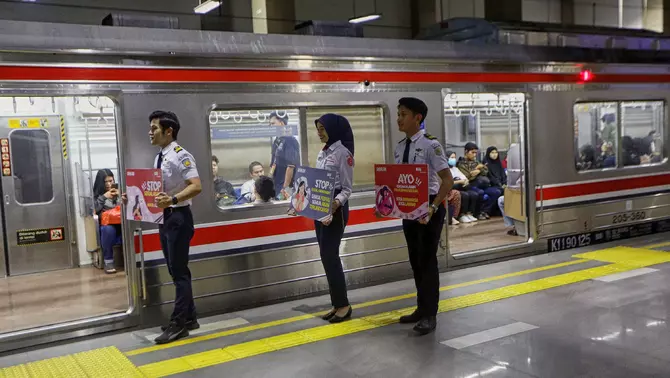 Sejumlah karyawan KAI Commuter membentangkan poster stop tindak pelecehan seksual di kereta Commuter Line di Stasiun BNI City, Jakarta, Senin 2 September 2024.