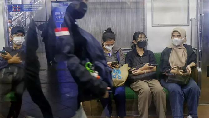 Sejumlah penumpang didalam kereta rel listrik commuterline di Stasiun Sudirman, Jakarta Pusat, Kamis 12 September 2024.