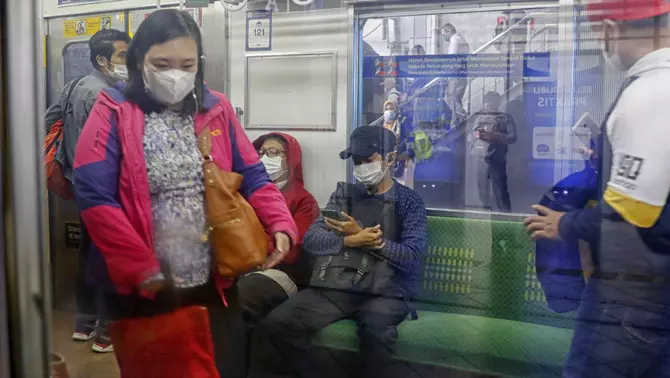 Sejumlah penumpang didalam kereta rel listrik commuterline di Stasiun Sudirman, Jakarta Pusat, Kamis 12 September 2024.