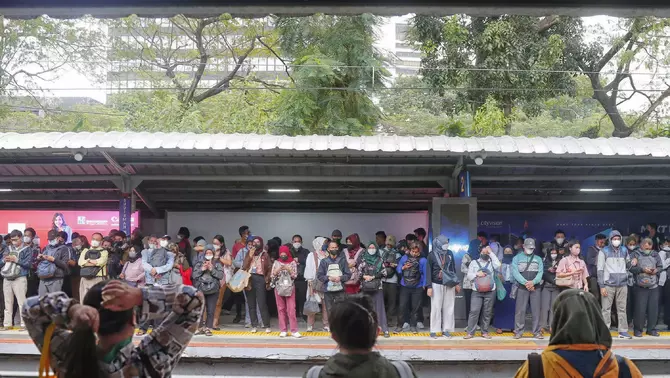 Sejumlah penumpang menunggu kedatangan kereta rel listrik commuterline di Stasiun Sudirman, Jakarta Pusat, Kamis 12 September 2024.