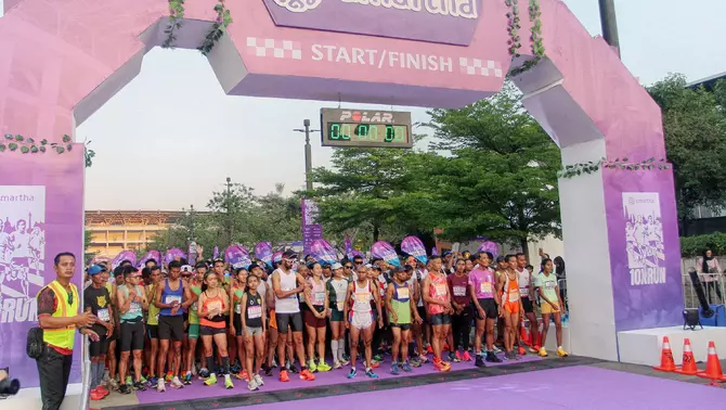 Sejumlah peserta bersiap di garis start dalam acara Amartha 10X Run di Plaza Timur Gelora Bung Karno, Senayan Jakarta, Minggu 15 September 2024.