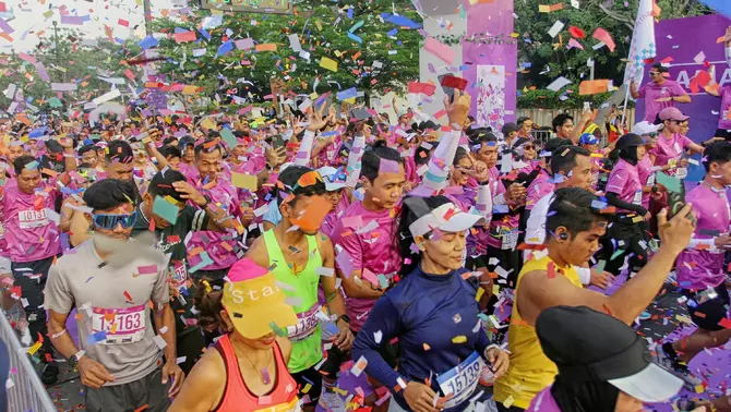 Sejumlah peserta mulai berlari dari garis start dalam acara Amartha 10X Run di Plaza Timur Gelora Bung Karno, Senayan Jakarta, Minggu 15 September 2024.