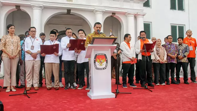 Ketua KPU Provinsi DKI Jakarta, Wahyu Dinata (tengah), membacakan deklarasi damai di ikuti tiga pasangan calon gubernur dan wakil gubernur Jakarta Pramono Anung-Rano Karno, Ridwan Kamil-Suswono, dan Dharma Pongrekun – Kun Wardana di Kota Tua, Jakarta, Selasa 24 September 2024.