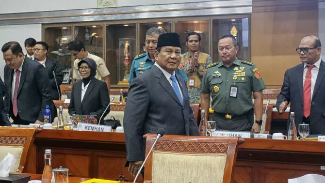 Menteri Pertahanan yang juga Presiden terpilih Prabowo Subianto saat akan mengikuti rapat kerja dengan Komisi I DPR di Kompleks Parlemen, Senayan, Jakarta, Rabu 25 September 2024.