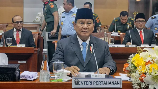 Menteri Pertahanan yang juga Presiden terpilih Prabowo Subianto (tengah) bersiap mengikuti rapat kerja dengan Komisi I DPR di Kompleks Parlemen, Senayan, Jakarta, Rabu 25 September 2024.