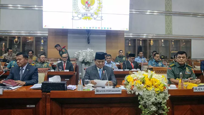Menteri Pertahanan yang juga Presiden terpilih Prabowo Subianto (tengah)  bersama jajaran Kemenntrian Pertahanan, bersiap mengikuti rapat kerja dengan Komisi I DPR di Kompleks Parlemen, Senayan, Jakarta, Rabu 25 September 2024.