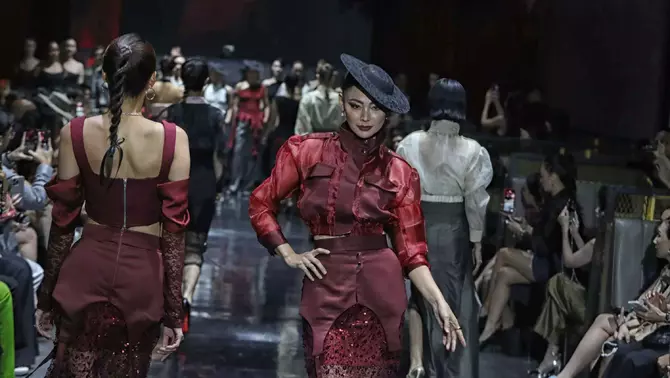 Sejumlah model dalam peragaan busana acara Rayakan 10 Tahun MARYALLÉ: Koleksi The Grand Parade yang Romantis dan Fearless Hanya di Jakarta, Kamis 22 November 2024.
