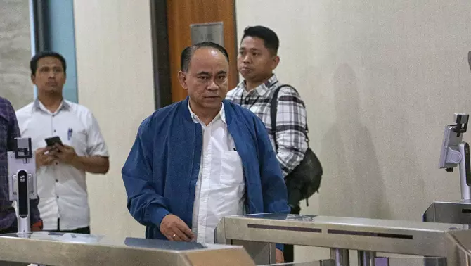 Mantan Menteri Komunikasi dan Informasi (Menkominfo) Budi Arie Setiadi, yang sekarang menjabat Menteri Koperasi usai menjalani pemeriksaan oleh Korps Pemberantasan Tindak Pidana Korupsi (Kortas Tipidkor) Polri di gedung Bareskrim Mabes Polri, Jakarta, Kamis 19 Desember 2024.
