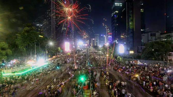 Suasana pesta kembang api saat malam perayaan tahun baru 2025 kawasan Jalan Sudirman, Bundaran HI, Jakarta, Rabu 1 Desember 2025 dini hari.