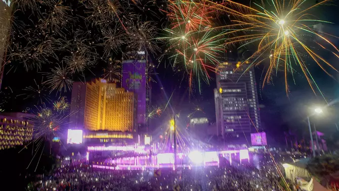 Suasana pesta kembang api saat malam perayaan tahun baru 2025 kawasan Bundaran HI, Jakarta, Rabu 1 Desember 2025 dini hari.