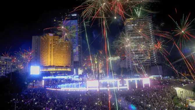 Suasana pesta kembang api saat malam perayaan tahun baru 2025 kawasan Bundaran HI, Jakarta, Rabu 1 Desember 2025 dini hari.