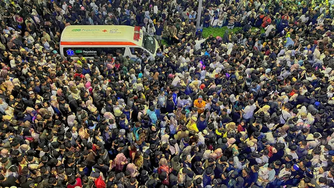 Ribuan warga masyarakat memadati perayaan malam perayaan tahun baru 2025 kawasan Jalan Sudirman, Bundaran HI, Jakarta, Rabu 1 Desember 2025.