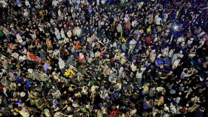 Ribuan warga masyarakat memadati perayaan malam perayaan tahun baru 2025 kawasan Jalan Sudirman, Bundaran HI, Jakarta, Rabu (1/1/2025) dini hari.