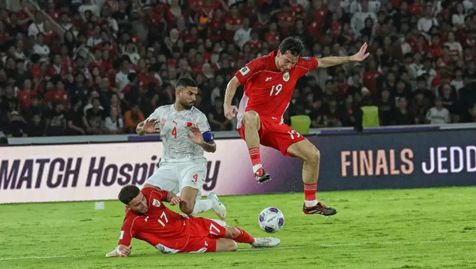 Pemain timnas sepakbola Indonesia Calvin verdonk (kiri) dan Tom Haye (kanan) berebut bola dengan pemain timnas Bahrain Sayed Dhiya Saeed (tengah), dalam pertandingan Grup C putaran ketiga Kualifikasi Piala Dunia 2026 zona Asia di Stadion Utama Gelora Bung Karno, Senayan, Jakarta, Selasa 25 Maret 2025.