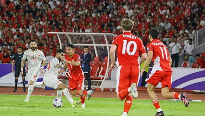 Pemain timnas sepakbola Indonesia Marselino Ferdinan (tiga kiri), berebut bola dengan sejumlah pemain timnas Bahrain dalam pertandingan Grup C putaran ketiga Kualifikasi Piala Dunia 2026 zona Asia di Stadion Utama Gelora Bung Karno, Senayan, Jakarta, Selasa 25 Maret 2025 malam.