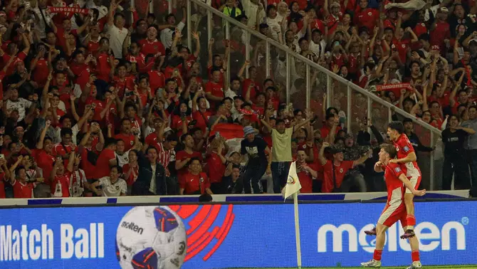 Pemain timnas sepakbola Indonesia yang juga pencetak gol, Ole Romeny (kiri), bersama Ragnar Oeratmangun melakukan selebrasi usai mmencetak gol dalam pertandingan Grup C putaran ketiga Kualifikasi Piala Dunia 2026 zona Asia di Stadion Utama Gelora Bung Karno, Senayan, Jakarta, Selasa 25 Maret 2025 malam.