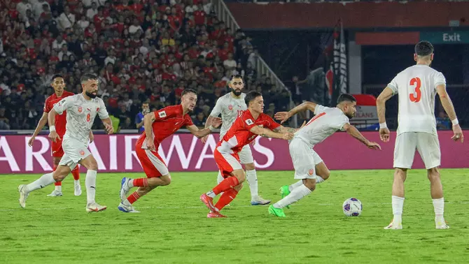 Pesepak bola Timnas Indonesia Eliano Reijnders (tengah), bersama Ivar Jenner (dua kiri), mengejar bola dalam pertandingan Grup C putaran ketiga Kualifikasi Piala Dunia 2026 zona Asia di Stadion Utama Gelora Bung Karno, Senayan, Jakarta, Selasa 25 Maret 2025 malam.