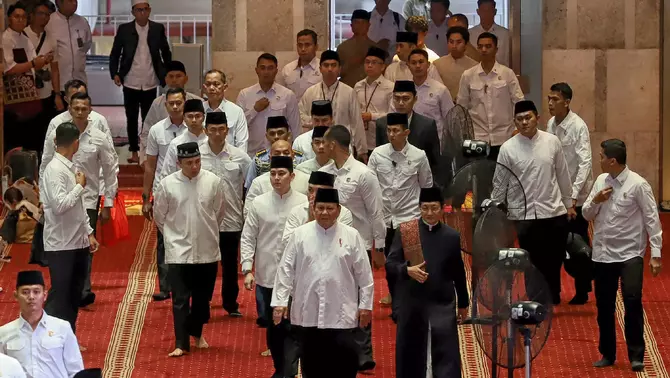 Presiden RI Prabowo Subianto bersama Menteri Agama Nasarudin Umar memasuki mesjid Istiqlal untuk melaksanakan Shalat Id Idul Fitri 1446 Hijriah, Senin 31 Maret 2025.