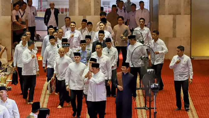 Presiden RI Prabowo Subianto bersama Menteri Agama Nasarudin Umar menyapa umat yang hadir di mesjid Istiqlal untuk melaksanakan Shalat Id Idul Fitri 1446 Hijriah, Senin 31 Maret 2025.