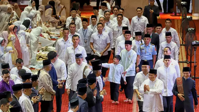 Presiden RI Prabowo Subianto bersama  Wakil Presiden Gibran Rakabuming serta Menteri Agama Nasarudin Umar menyapa umat yang hadir di mesjid Istiqlal untuk melaksanakan Shalat Id Idul Fitri 1446 Hijriah, Senin 31 maret 2025.