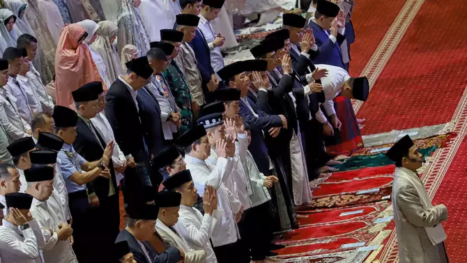 Presiden RI Prabowo Subianto bersama Wakil Presiden RI Gibran Rakabuming,  Menteri Agama Nasarudin Umar, beserta sejumlah pejabat tinggi negara melaksanakan Shalat Id Idul Fitri 1446 Hijriah di Mesjid Istiqlal Jakarta, Senin 31 Maret 2025.