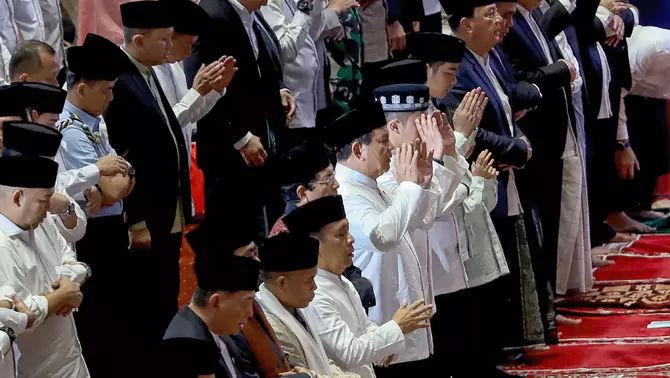 Presiden RI Prabowo Subianto bersama Wakil Presiden RI Gibran Rakabuming,  Menteri Agama Nasarudin Umar, beserta sejumlah pejabat tinggi negara melaksanakan Shalat Id Idul Fitri 1446 Hijriah di Mesjid Istiqlal Jakarta, Senin 31 Maret 2025.