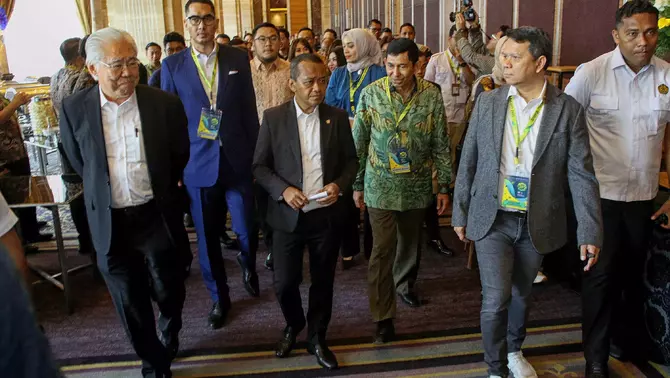 Menteri ESDM Bahlil Lahadalia (tengah), berjalan bersama Direktur Utama Mining Industry Indonesia (MIND ID) Maroef Sjamsoeddin (tiga kanan), Executive Chairman B-Universe Enggartiasto Lukita (kiri), dan CEO B-Universe Rio Abdurachman (dua kanan), pada pembukaan acara Energi dan Mineral Forum 2025 yang diselenggarakan Kementerian Energi dan Sumber Daya Mineral (ESDM) berkolaborasi dengan media grup B-Universe di Jakarta, Senin 26 Mei 2025.