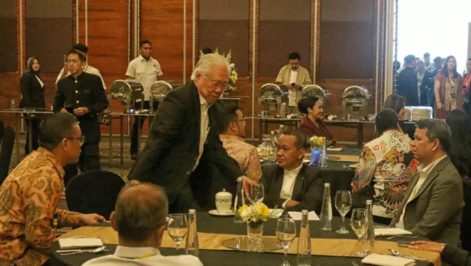 Menteri ESDM Bahlil Lahadalia (tengah), bersama Executive Chairman B-Universe Enggartiasto Lukita (dua kiri), dan CEO B-Universe Rio Abdurachman (dua kanan), pada pembukaan acara Energi dan Mineral Forum 2025 yang diselenggarakan Kementerian Energi dan Sumber Daya Mineral (ESDM) berkolaborasi dengan media grup B-Universe di Jakarta, Senin 26 Mei 2025.