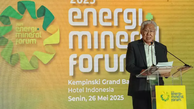 Executive Chairman B-Universe Enggartiasto Lukita, memberikan sambutan dalam pembukaan acara Energi dan Mineral Forum 2025 yang diselenggarakan Kementerian Energi dan Sumber Daya Mineral (ESDM) berkolaborasi dengan media grup B-Universe di Jakarta, Senin 26 Mei 2025.