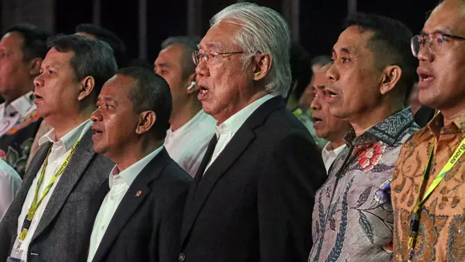 Menteri ESDM Bahlil Lahadalia (dua kiri), bersama Executive Chairman B-Universe Enggartiasto Lukita (tengah), CEO B-Universe Rio Abdurachman (kiri), Anggota DPR RI kamrussamad (dua kanan), dan Dirut PT. Pertamina Simon Aloysius Mantiri (kanan), pada pembukaan acara Energi dan Mineral Forum 2025 yang diselenggarakan Kementerian Energi dan Sumber Daya Mineral (ESDM) berkolaborasi dengan media grup B-Universe di Jakarta, Senin 26 Mei 2025.