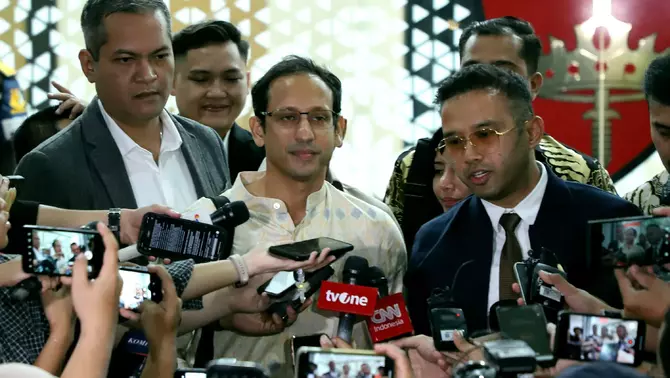 Mantan Menteri Pendidikan, Kebudayaan, Riset, dan Teknologi (Mendikbudristek) Nadiem Makarim (tengah) menjawab pertanyaan wartawan usai menjalani pemeriksaan di Gedung Jampidsus Kejaksaan Agung, Jakarta, Senin 23 Juni 2025 malam.