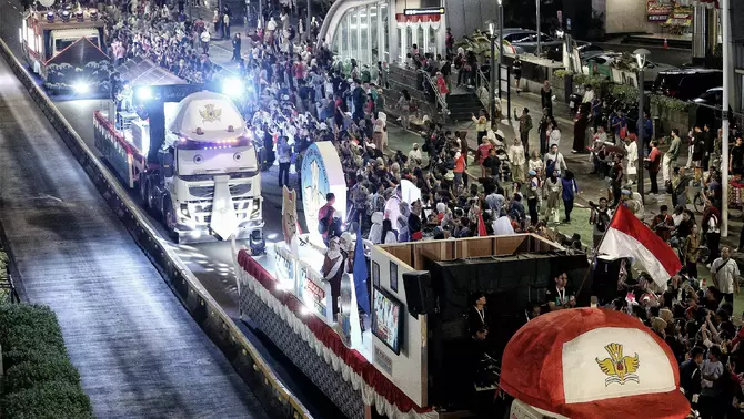 Sejumlah kendaraan hias perwakilan kementrian/lembaga/badan dalam kabinet merah putih mengikuti Pesta Rakyat dan Karnaval Kemerdekaan di jalan M. H. Thamrin, Jakarta, Minggu 17 Agustus 2025 malam.