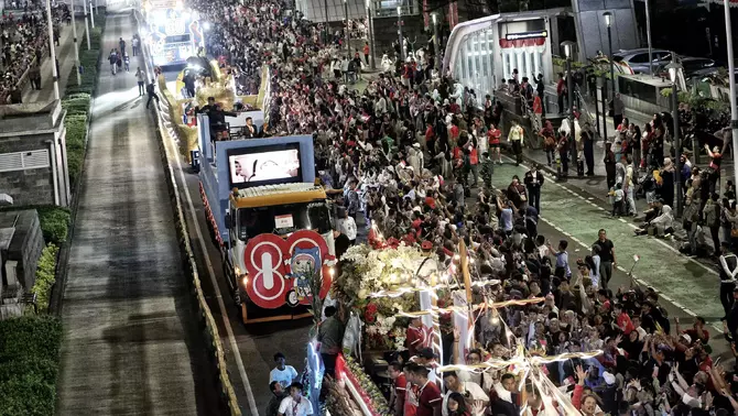 Sejumlah kendaraan hias perwakilan kementrian/lembaga/badan dalam kabinet merah putih mengikuti Pesta Rakyat dan Karnaval Kemerdekaan di jalan M. H. Thamrin, Jakarta, Minggu 17 Agustus 2025 malam.