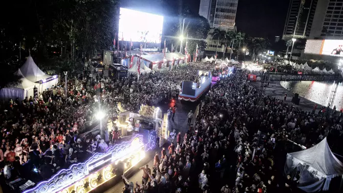 Sejumlah kendaraan hias perwakilan kementrian/lembaga/badan dalam kabinet merah putih mengikuti Pesta Rakyat dan Karnaval Kemerdekaan di kawasan Bunderan HI, Jakarta, Minggu 17 Agustus 2025 malam.