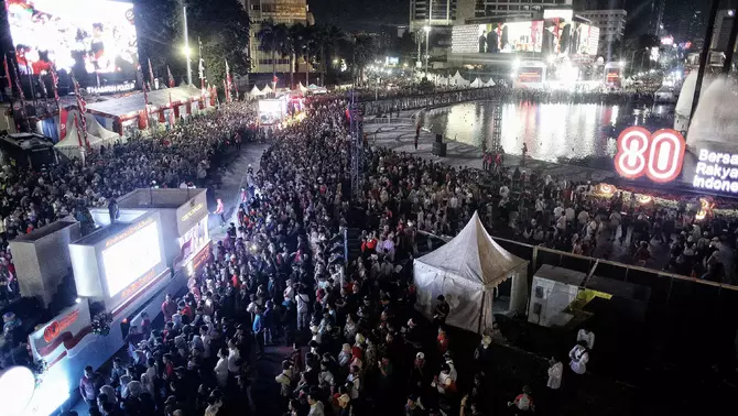 Sejumlah kendaraan hias perwakilan kementrian/lembaga/badan dalam kabinet merah putih mengikuti Pesta Rakyat dan Karnaval Kemerdekaan di kawasan Bunderan HI, Jakarta, Minggu 17 Agustus 2025 malam.