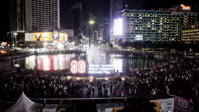 Suasana Pesta Rakyat dan Karnaval Kemerdekaan di kawasan Bunderan HI, Jakarta, Minggu 17 Agustus 2025 malam. Karnaval Kemerdekaan dalam rangka memperingati HUT ke-80 RI itu melintasi Jalan Medan Merdeka Utara hingga Semanggi, Jakarta Pusat.